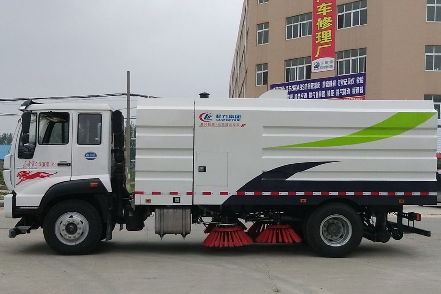 重汽8吨扫路车