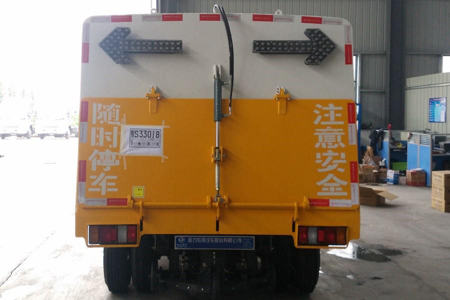 江铃3吨扫路车