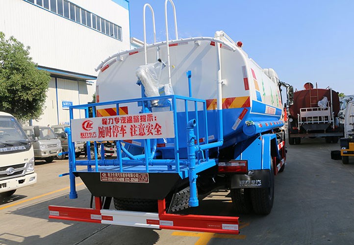 国五东风专底洒水车｜12吨洒水车