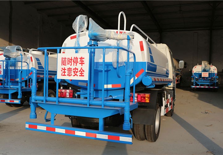 国五蓝牌福田2吨洒水车
