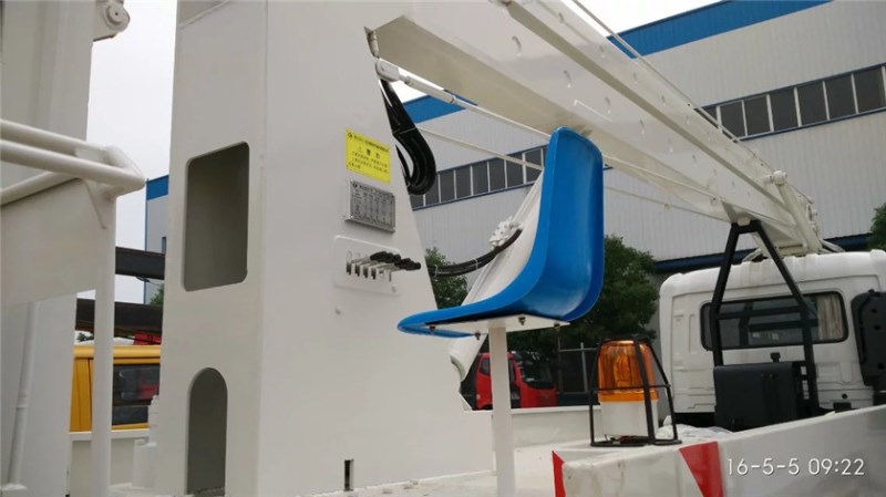 东风22米高空作业车右侧手动操作台